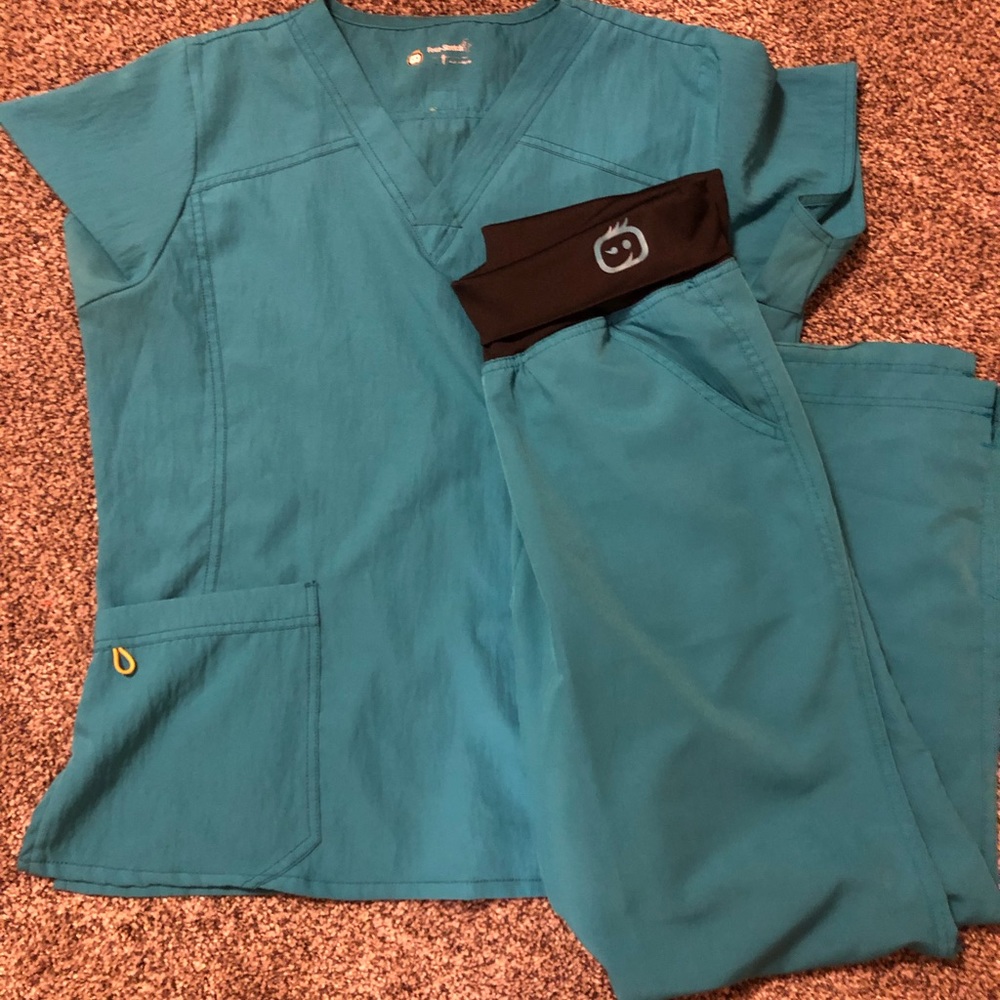 Wonderwink Four Stretch scrub set